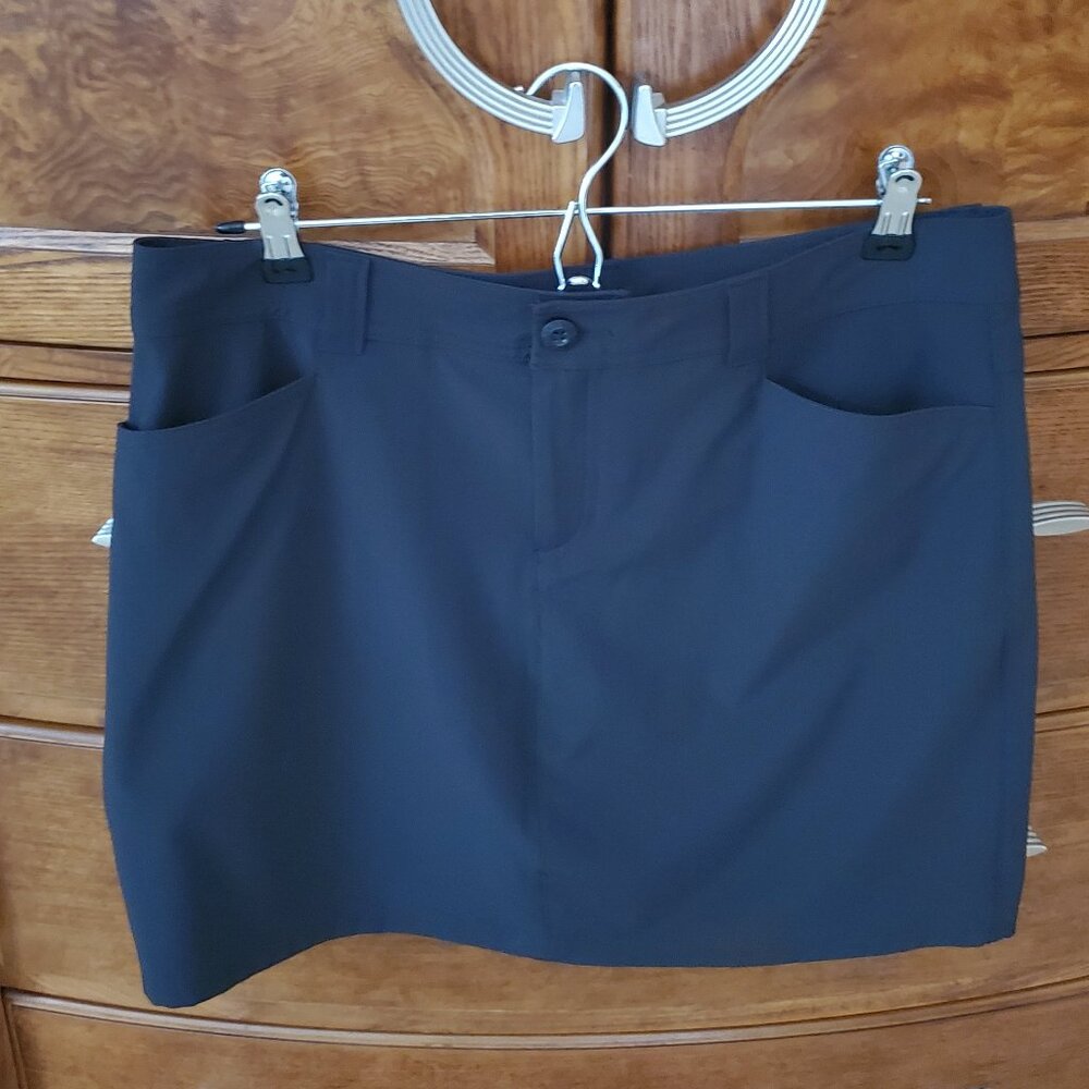 Eddie Bauer Skirt with pockets and built in shorts - Size 8 Black